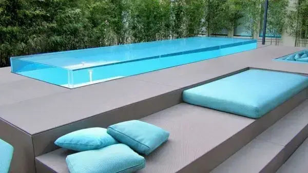 A área da piscina moderna tem que ser confortável para aproveitar os dias quentes