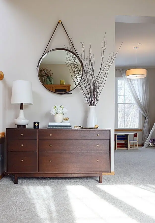 Abajur branco para quarto clean decorado com cômoda de madeira e espelho adnet Foto House Of Hipsters Home Decor