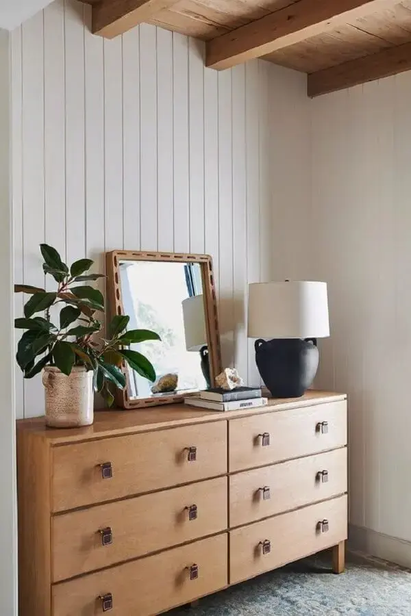 Abajur preto e branco para decoração de quarto com cômoda de madeira  Foto Anthropologie