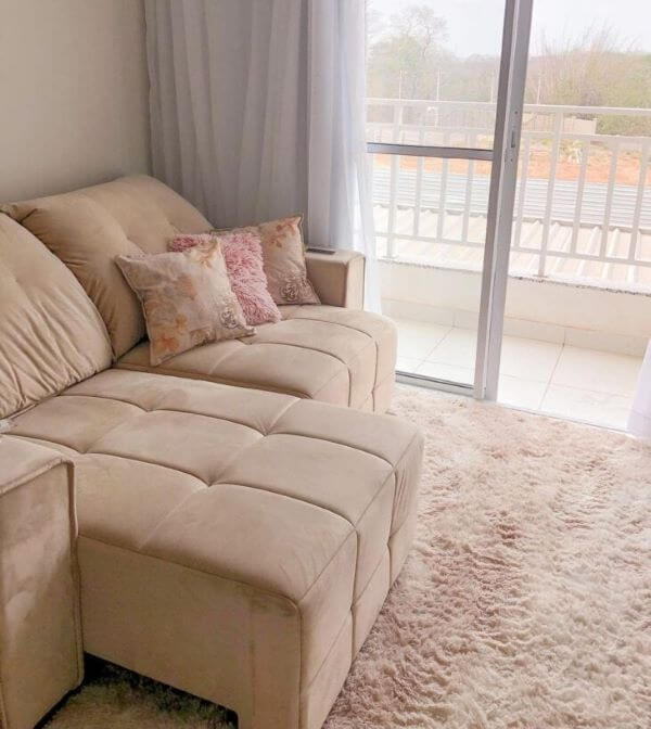 Apartamento com sala de estar decorada com tapete de la rose