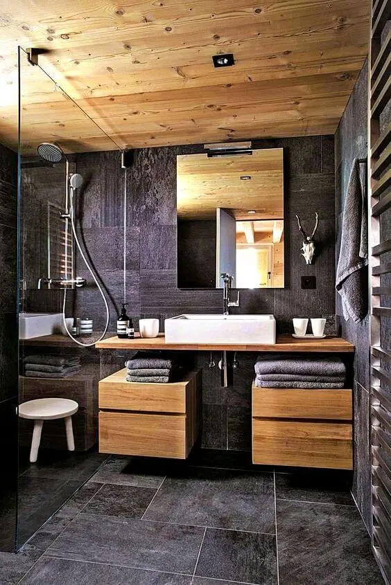 Ardósia preta para banheiro com armários planejados de madeira