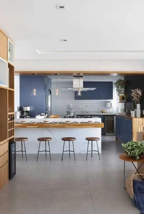 Armário azul planejado para decoração de cozinha aberta Foto Bianchi e Lima Arquitetura