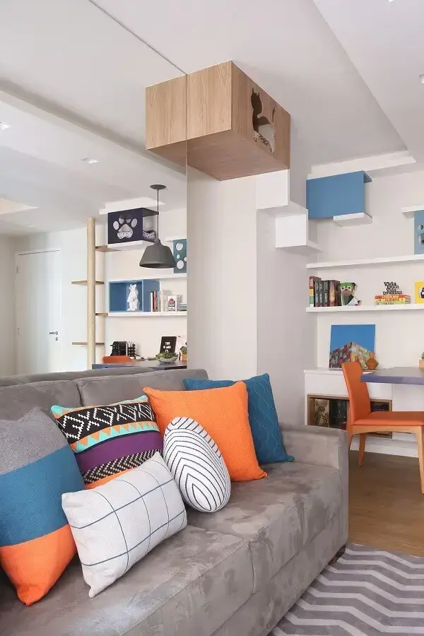 As almofadas para sofá coloridas trazem vida para a decoração da sala. Projeto de Oliveira Arquitetura