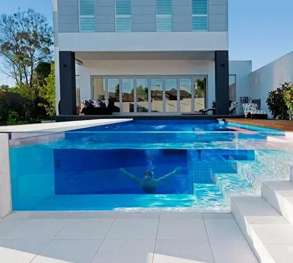 As piscinas modernas são lindas com a borda de vidro