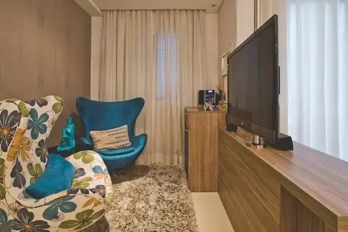 As poltronas podem assumir o lugar do sofá na sala planejada pequena. Projeto de Cristina Mussi