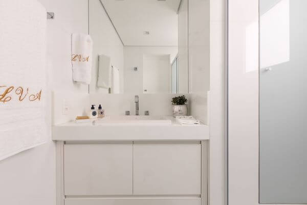 Bancada de quartzo branco para banheiro minimalista