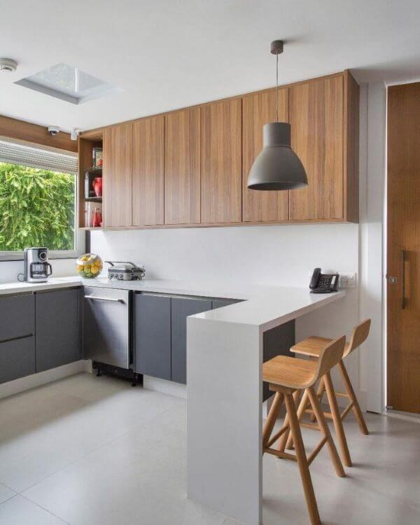 Bancada de quartzo com banquetas de madeira na cozinha moderna