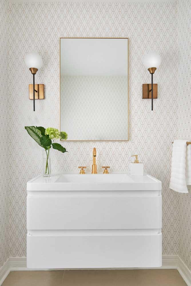 Banheiro com bancada de quartzo branca e papel de parede chique