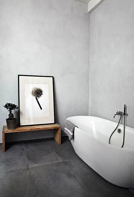 Banheiro com decoração minimalista e piso de ardósia preta