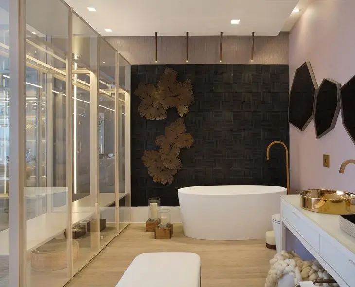 Banheiro com parede de ardósia preta e banheira branca