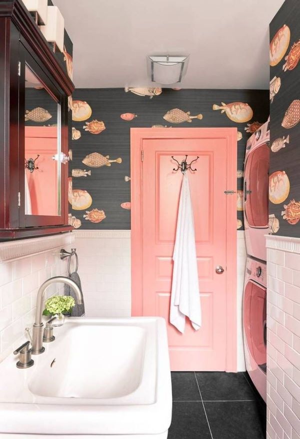 Banheiro com rodameio branco e papel de parede de peixe