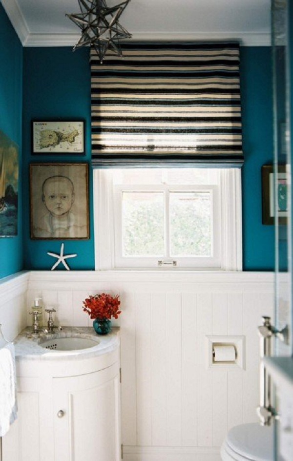 Banheiro com rodameio branco e tinta azul