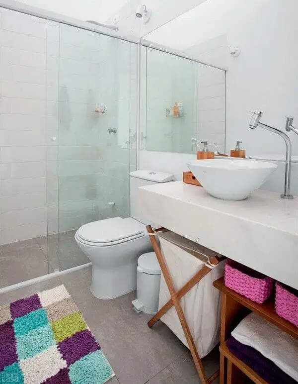Banheiro com tapete de lã colorido para trocar todos os dias