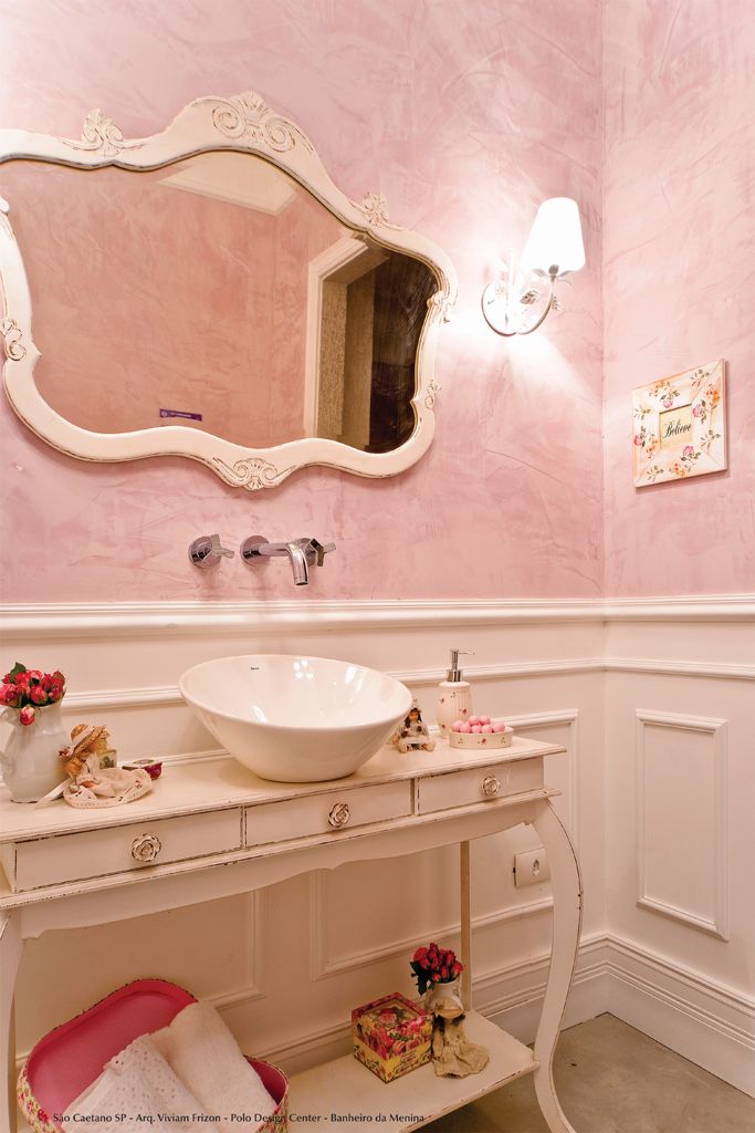 Banheiro rosa com rodameio branco e espelho detalhado