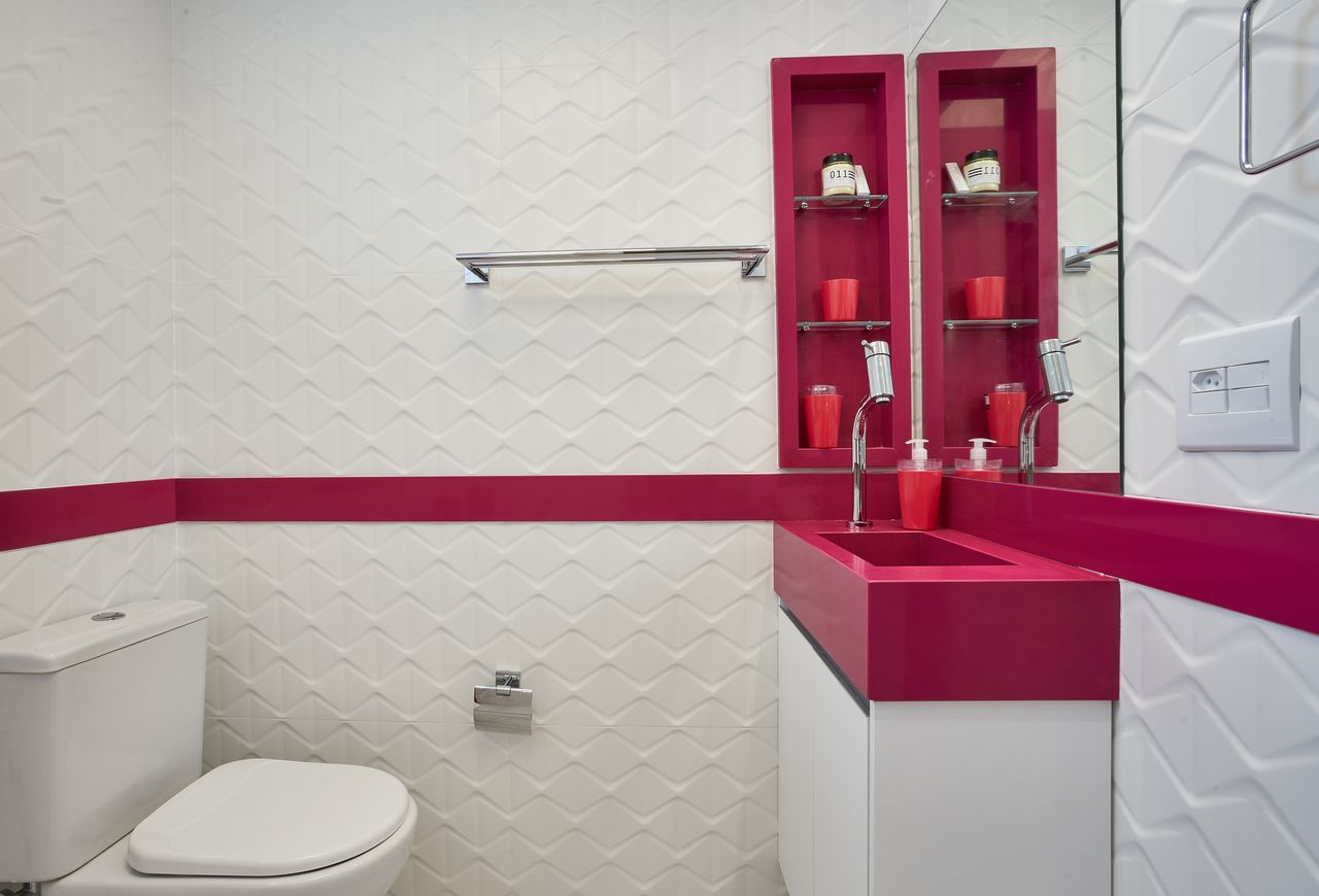 Banheiro rosa e branco com rodameio e bencada da mesma cor
