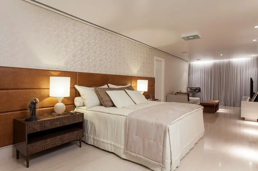 Cabeceira cor de caramelo para decoração de quarto grande com papel de parede clássico Foto SQ Arquitetos Associados