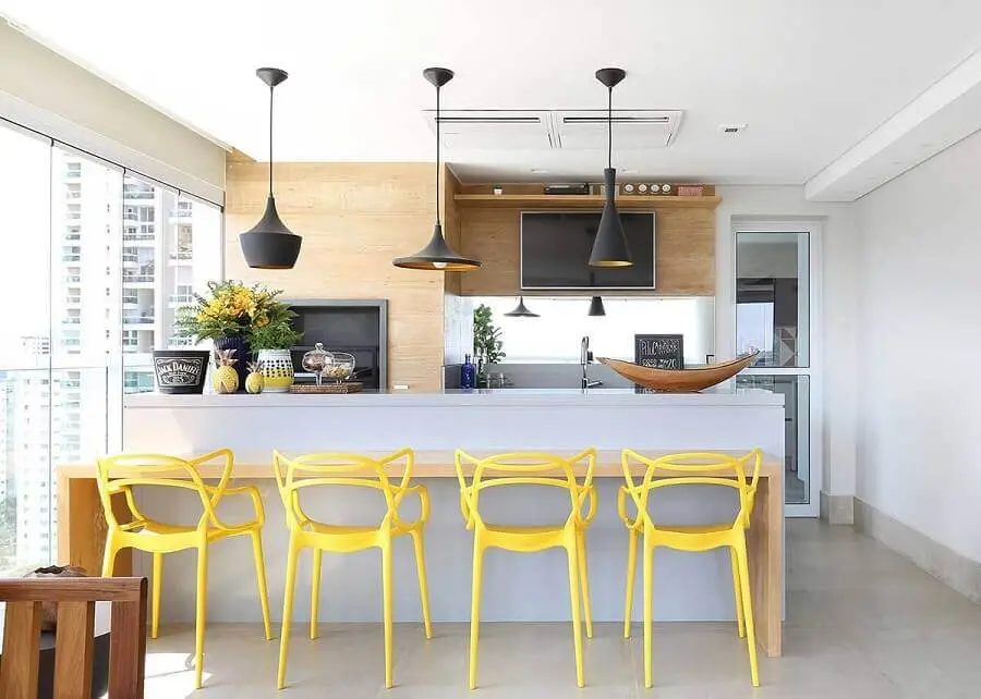 Cadeira amarela para decoração de apartamento com varanda gourmet Foto Karen Pisacane