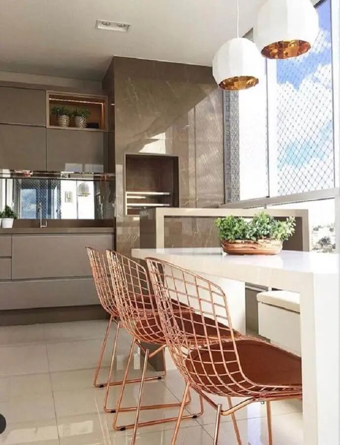 Cadeira rose gold para decoração de apartamento com varanda gourmet e churrasqueira Foto Jeito de Casa