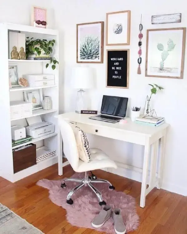 Cadeira sem braço branca decora o escritório pequeno. Foto: Comer Blogar Amar