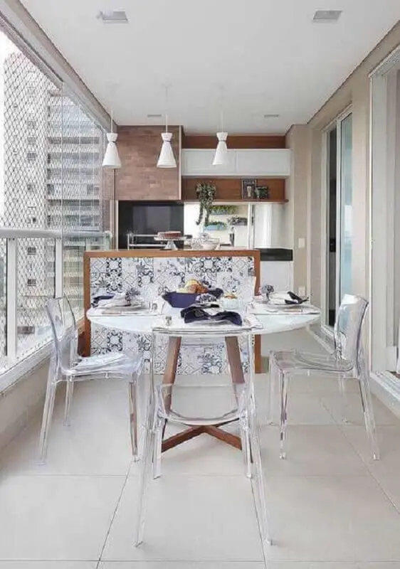 Cadeira transparente para decoração de apartamento com varanda gourmet Foto Pinterest
