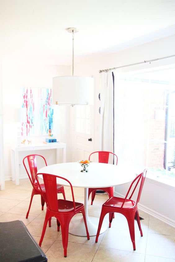 Cadeira vermelha de ferro com mesa de jantar branca