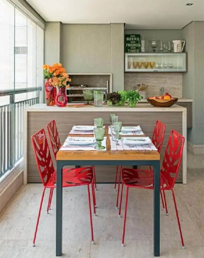 Cadeira vermelha para decoração de varanda gourmet para apartamento pequeno Foto Pinterest