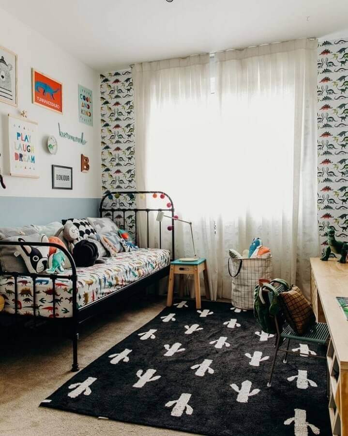 Cama de ferro para decoração de quarto infantil masculino pequeno e simples Foto Gabi Marques