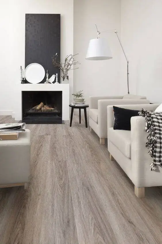 Carpete de madeira para sala de estar clássica com poltronas e mesa de centro