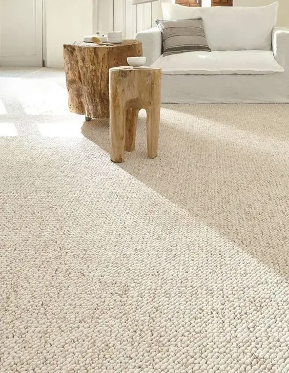 Carpete para sala bege com móveis de madeira