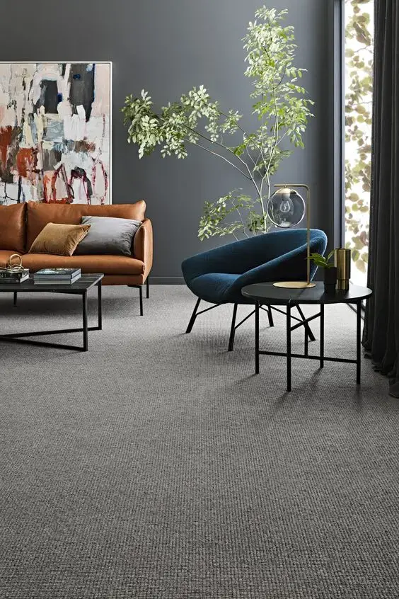 Carpete para sala cinza com poltrona azul e sofá marrom