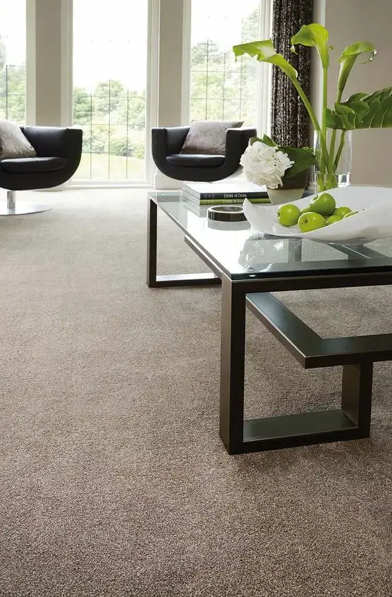 Carpete para sala com móveis pretos e modernos