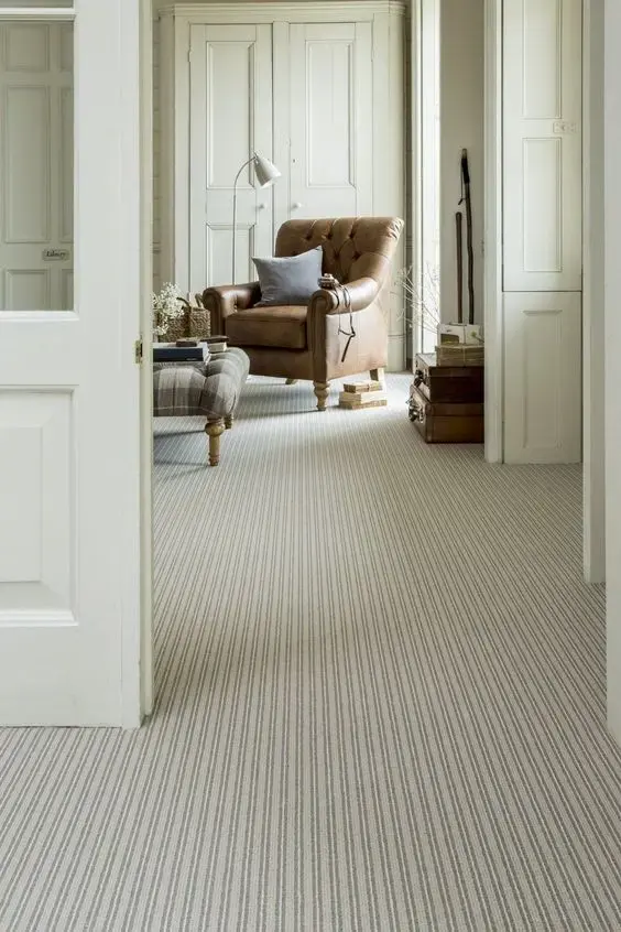 Carpete para sala em bege com móveis de couro