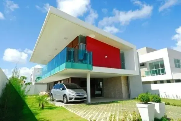 Casa com modelos de garagem coberta e espaço para carros no jardim