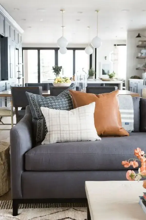 Casa conceito aberto decorada com almofadas para sofá cinza Foto Studio McGee