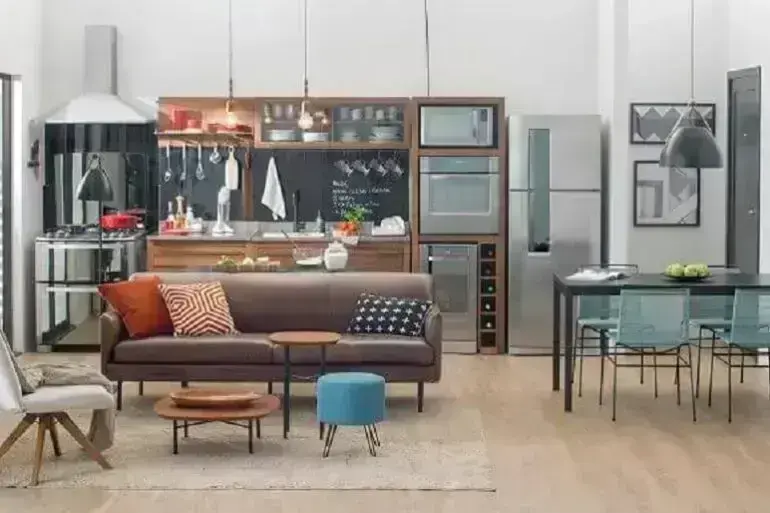 Casa conceito aberto decorada com sofá com pé palito TokStok
