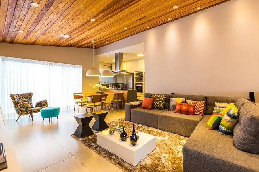 Casa conceito aberto decorada com teto de madeira e sofá de canto cinza Foto BY Arq&Design