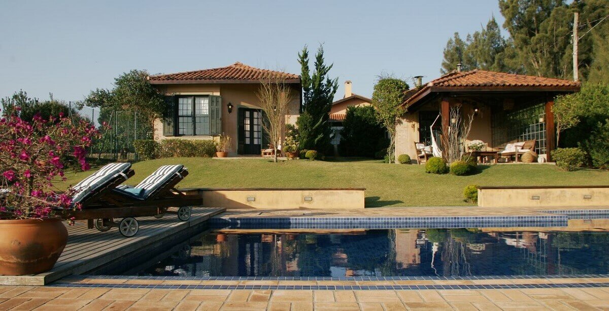 Casa de campo com piscina e jardim amplo Foto Katia Perrone