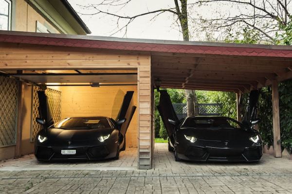 Casa grande com garagem para carros
