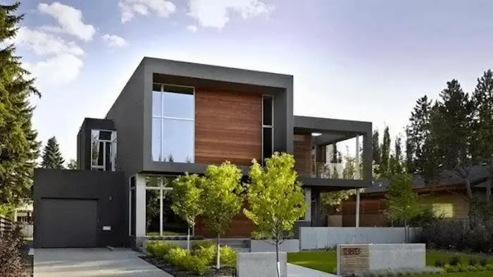 Casa grande com modelos de garagem cobertas e portão preto