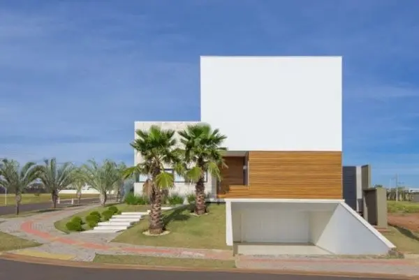 Casa moderna com garagem coberta e portão branco