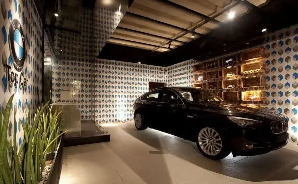 Cerâmica para garagem coberta com carro moderno e revestimentos coloridos na parede