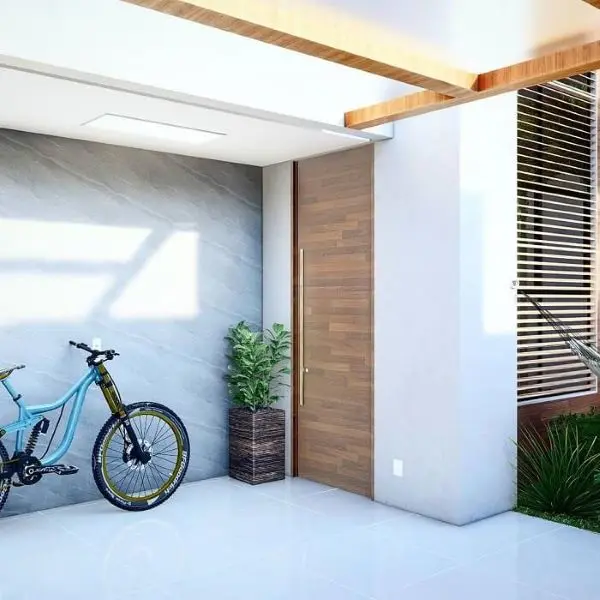 Cerâmica para garagem com portão de madeira moderno