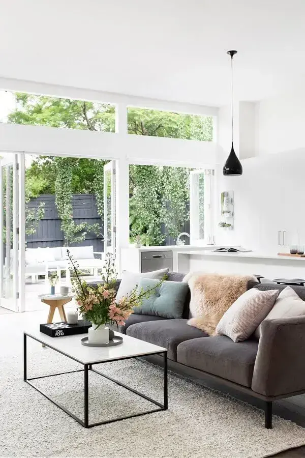 Combinação de almofadas para sofá cinza em decoração de sala branca Foto Adore Home Magazine