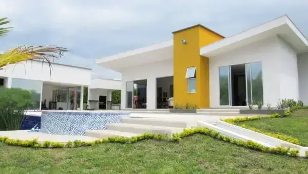 Combinação de cores para fachadas de casas em branco e amarelo