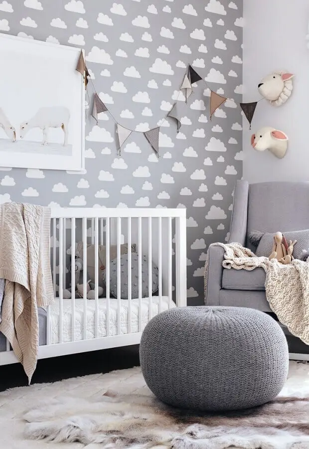 Como decorar um quarto de bebê cinza e branco com puff de crochê e papel de parede de nuvens Foto Pinterest