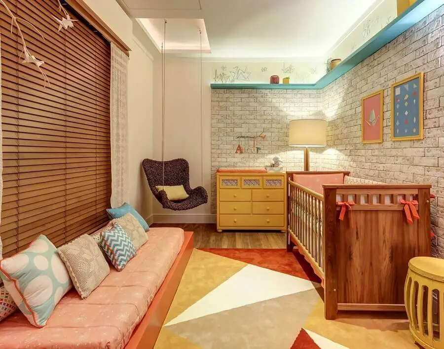 Como decorar um quarto de bebê com papel de parede tijolinho e cômoda amarela Foto Jeito de Casa