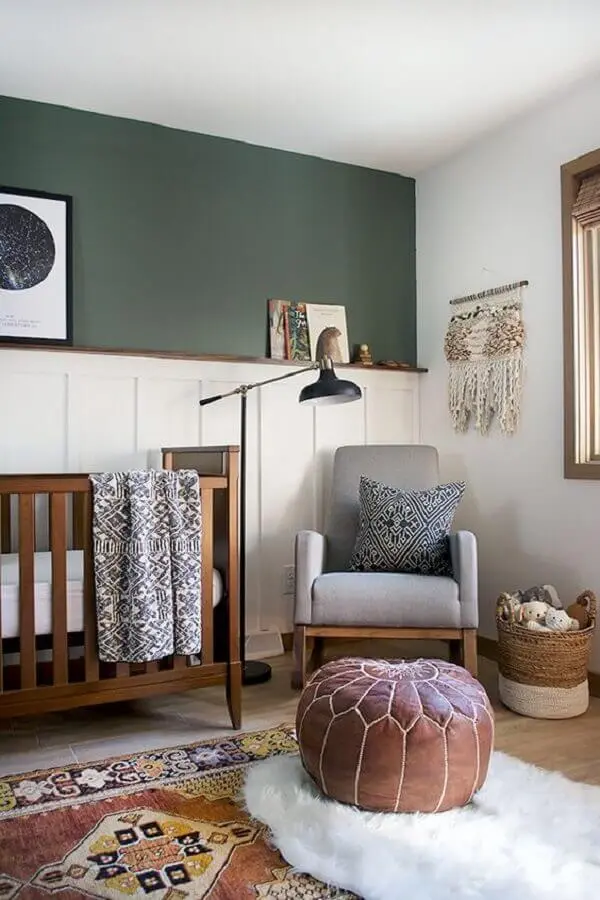 Como decorar um quarto de bebê com parede verde escuro e puff redondo de couro Foto Pinterest