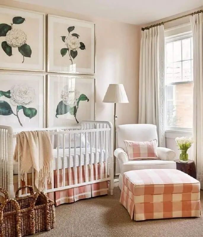 Como decorar um quarto de bebê feminino com quadros de flores e puff xadrez Foto Jeito de Casa