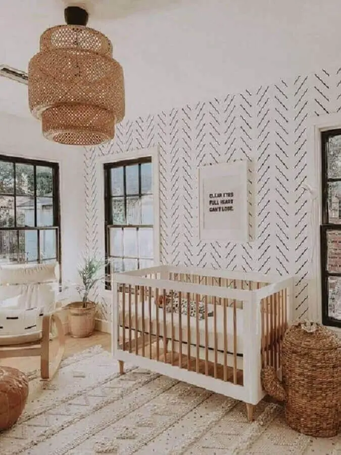 Como decorar um quarto de bebê simples em cores claras com lustre rústico Foto Pinterest