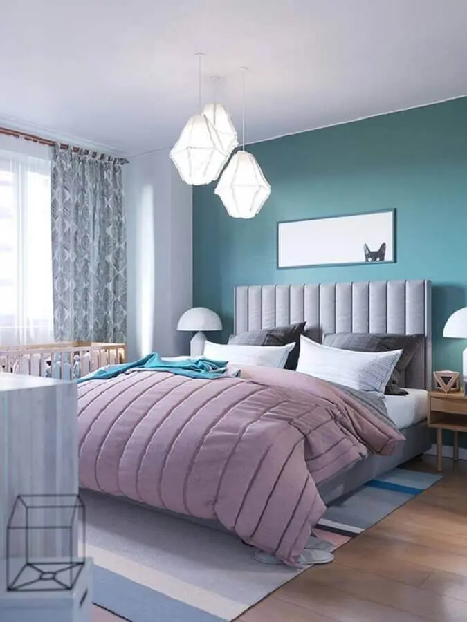 Como decorar um quarto de casal azul e branco com cabeceira cinza estofada e luminária moderna Foto Pinterest